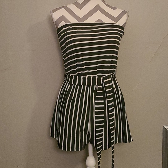 SHEIN Pants - SHEIN romper. Size medium. Never worn.